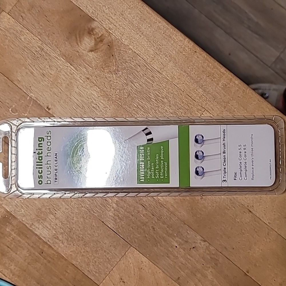 BNWT  waterpik brushes.
